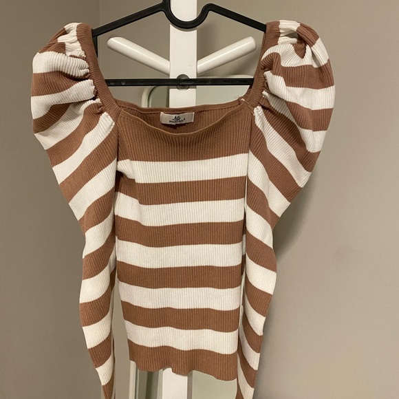 New Italian sweater, fits S/M - Picture 2 of 2